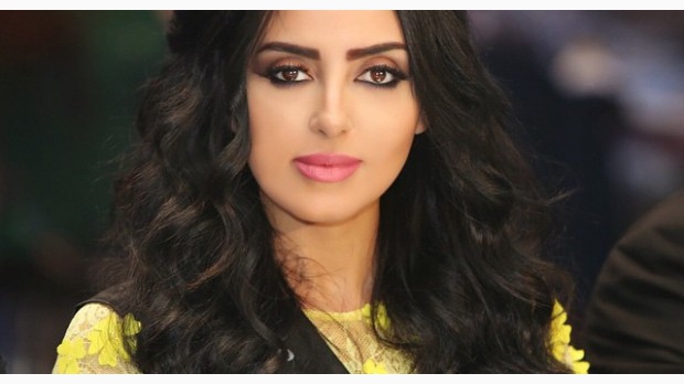 بالصور: ملكة جمال العرب تتبنى طفلة سورية 