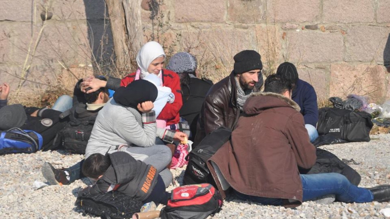 بالصور: تركيا توقف عشرات السوريين حاولوا العبور لأوروبا