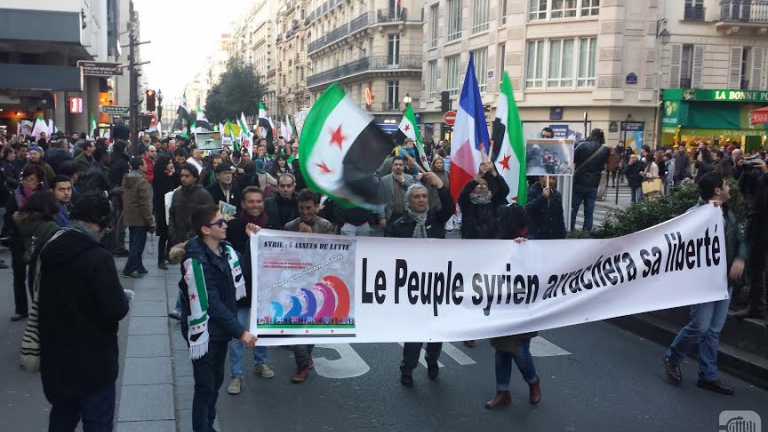 باريس تحيي الذكرى الخامسة للثورة بمشاركة واسعة
