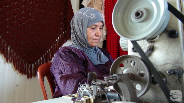 بماكينة الخياطة.. أم أحمد تتحدى اللجوء