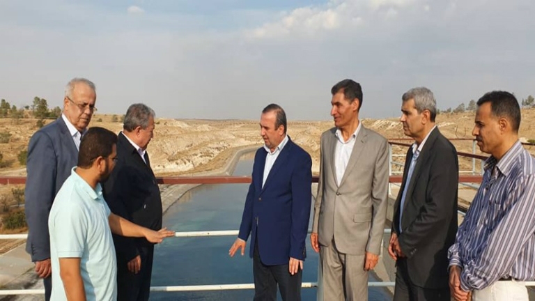 بمرافقة 