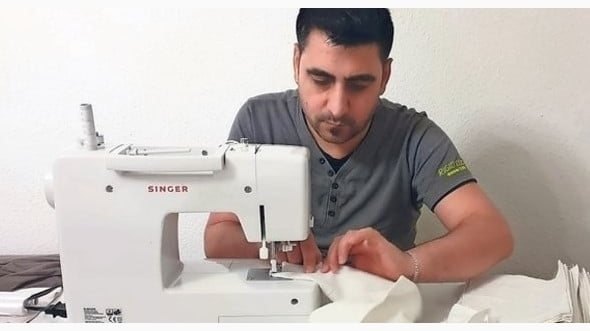 عائلة سورية تصنع مئات الكمامات وتتبرّع بها للمواطنين الألمان