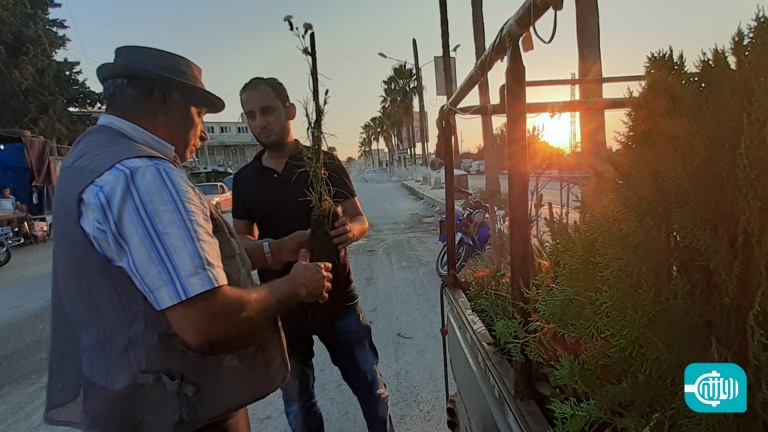 بياع الورد السبعيني يحط رحاله في إدلب