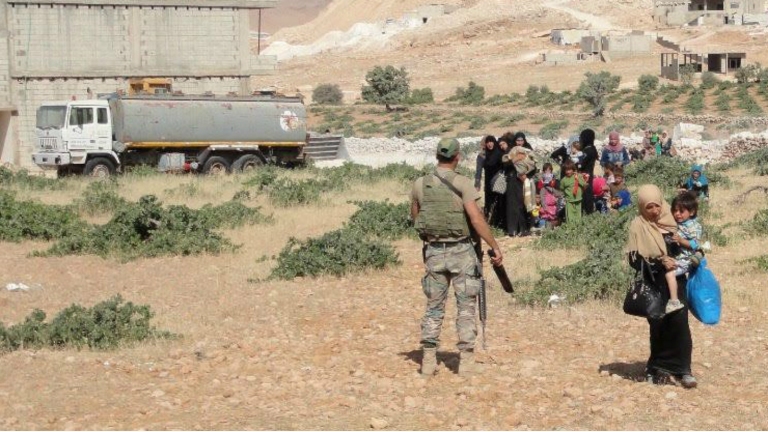 بينهم مدنيون.. 10 آلاف يرغبون بمغادرة عرسال اللبنانية