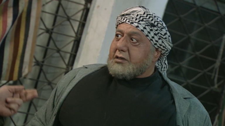 بزيٍّ مستعار.. جولة وزير تخرج من دراما التسعينيات!