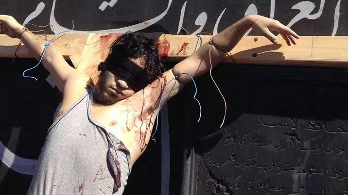 داعش تعدم شاباً في الرقة وتعلقه بوضعية الصلب