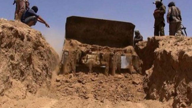 داعش يحفر خنادق حول مدينة جرابلس 