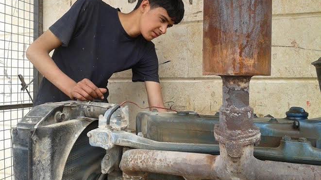 ضجة المولدات تنافس أصوات الصواريخ في إدلب 