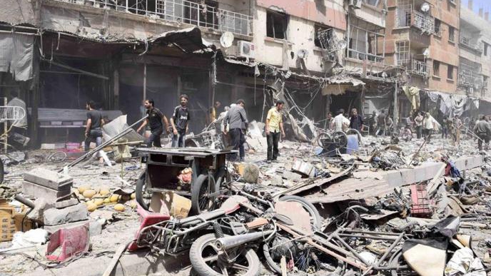 ضحايا بقصف جوي وقذائف على ريف دمشق وحلب