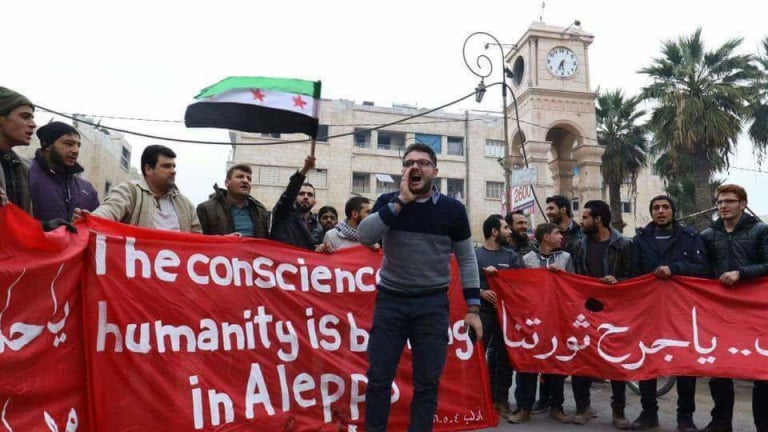إدلب.. مجهولون يفرّقون مظاهرة بالقنابل بعد تمزيقهم 