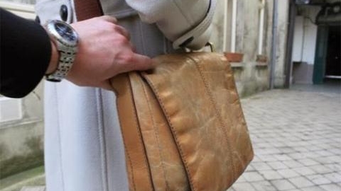 دمشق.. امرأة تتفق مع طفليها لسرقة حقيبة امام مشفى 