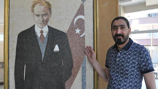 فنّان سوري يهدي أردوغان لوحة فسيفسائية لأتاتورك