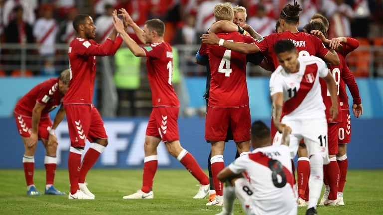 في المجموعة المونديالية الثالثة: الديوك تصيح وتتصدر بالشراكة مع الدنمارك