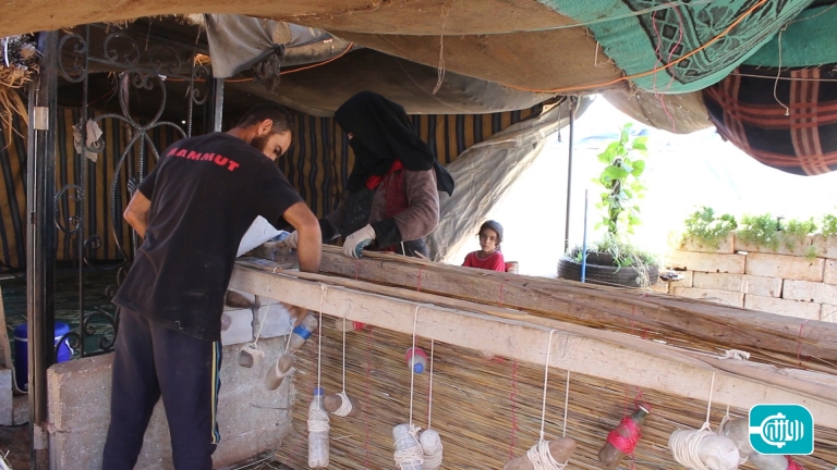 في محطات النزوح... زوجان لا يحملان سوى حرفتهما