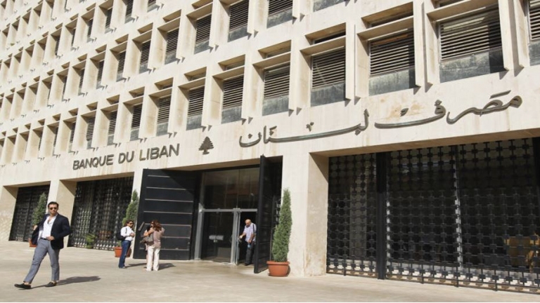 في ظل الاحتجاجات... المصارف اللبنانية تسمح بسحب ألف دولار أسبوعياً