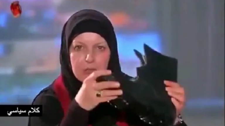 فيديو.. مذيعة تونسية تقبل البوط العسكري على الإخبارية السورية 