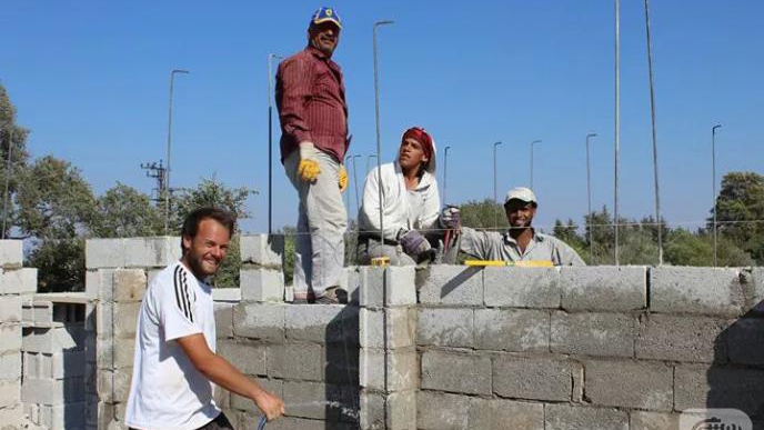GERMAN VOLUNTEERS HELP BUILD A SCHOOL FOR SYRIAN REFUGEES