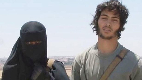 جهادية بريطانية تتعهد بقطع رؤوس سجناء الغرب بسوريا