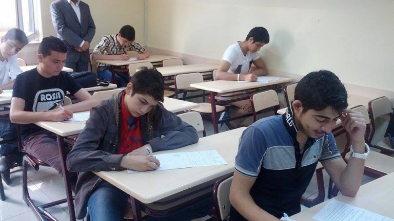 إغلاق مدرسة يهدد مستقبل ألف طالب سوري في تركيا 