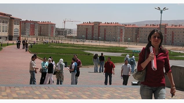 هكذا فُصِل 200 طالب من جامعة القلمون الخاصة بريف دمشق!