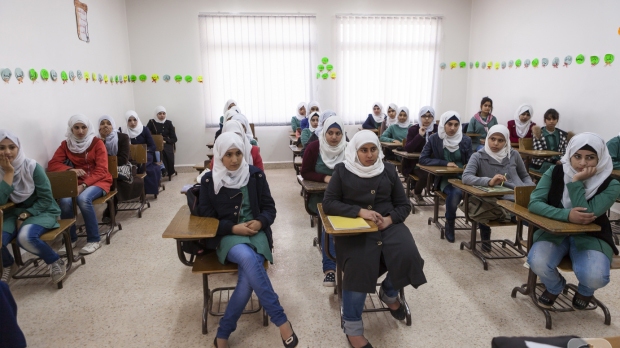 هل التعليم الجامعي حلم لدى السوريين بالأردن؟