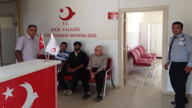 حتى إشعار آخر.. السلطات التركية توقف منح إذن السفر للاجئين السوريين