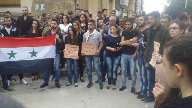 حين يهتف الموالون 