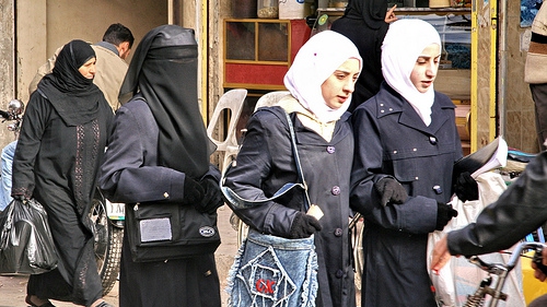 هيومن رايتس: المتطرفون يفرضون قيودا صارمة على السوريات 