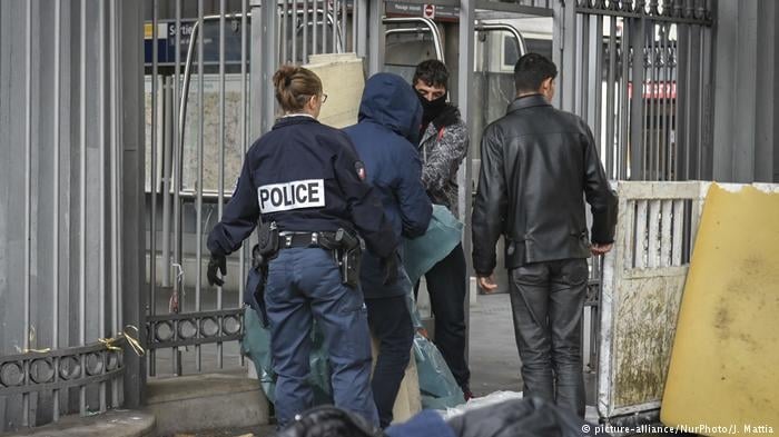 قانون الهجرة الفرنسي… ترحيل اللاجئين 
