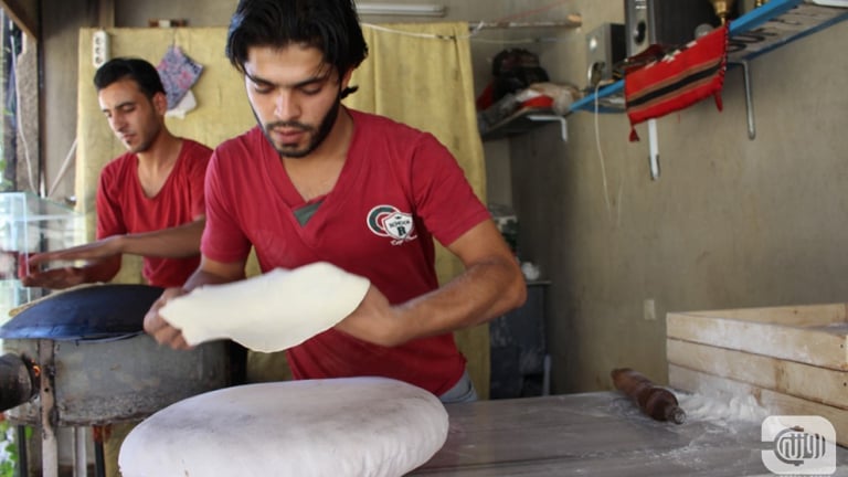 خبز الصاج.. ضرورة للعيش في حي القابون المحاصر