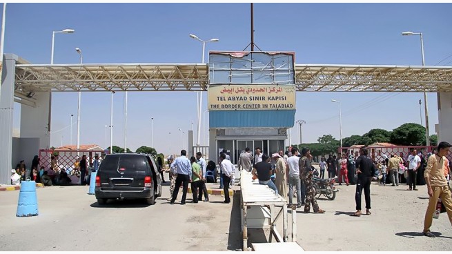 خمسون عائلة عالقة على معبر تل أبيض 