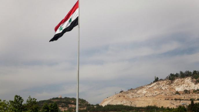 قوات سوريا الديمقراطية ترفع علم النظام السوري قرب عفرين