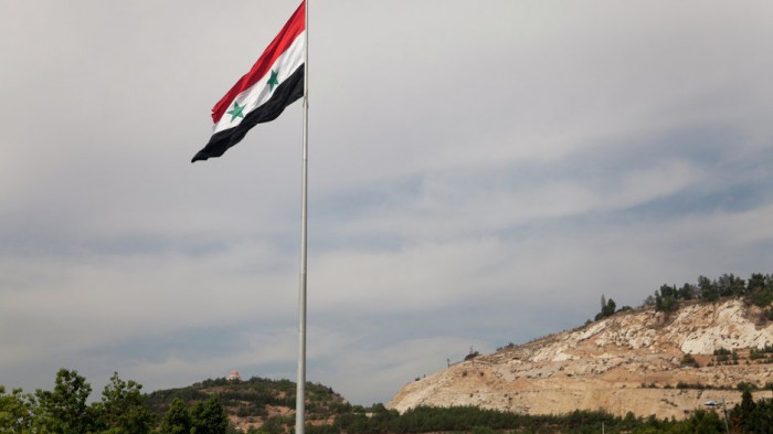 قوات سوريا الديمقراطية ترفع علم النظام السوري قرب عفرين