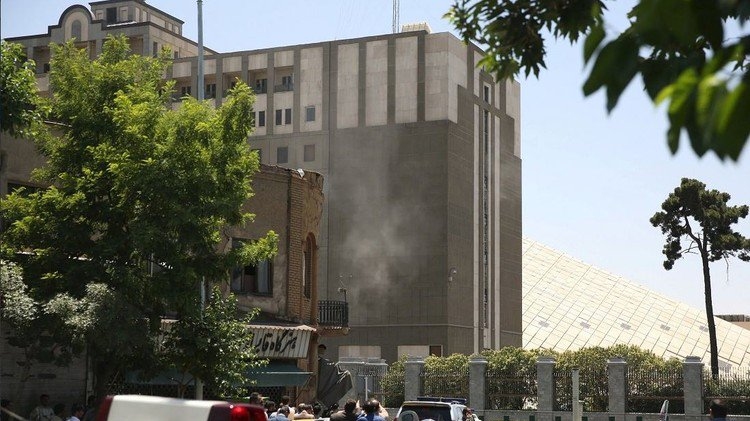 قتلى وجرحى بتفجيرين في البرلمان الإيراني ومرقد الخميني