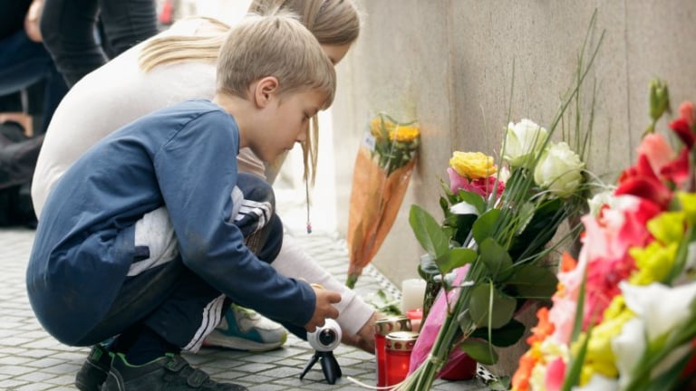 كيف نتكلم مع الأطفال عن العنف والإرهاب؟