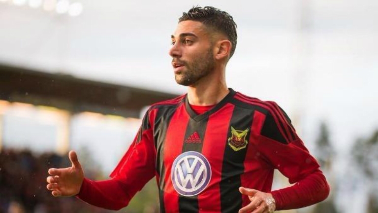 لاعب سويدي في صفوف المنتخب السوري بمواجهة أستراليا 