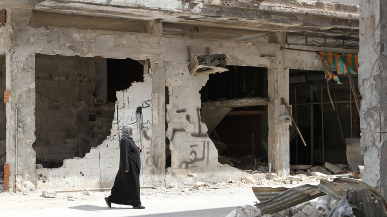 آلاف المدنيين بالرستن ينتظرون توقف القصف ودخول المساعدات