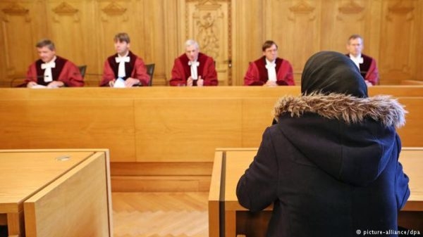 لاجئة سورية ترفع دعوى قضائية بسبب حجابها..ما السبب؟