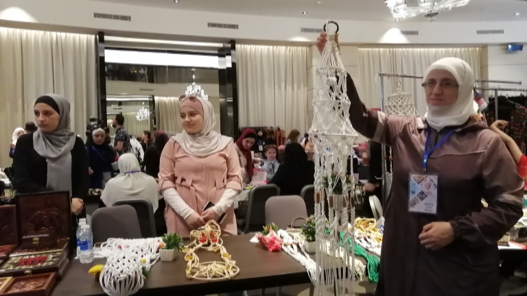 لاجئات سوريات يشاركن في بازار 