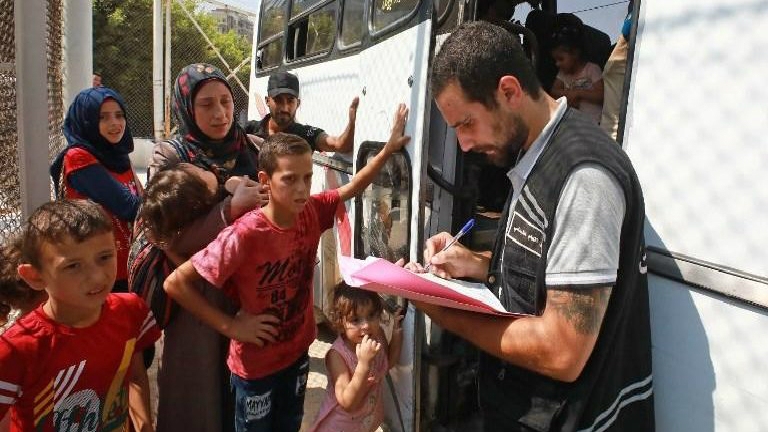 لبنان: ترحيل منشقين عن قوات النظام إلى سوريا 