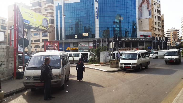 لبنان يمنع السوريين من قيادة السيارات العمومية