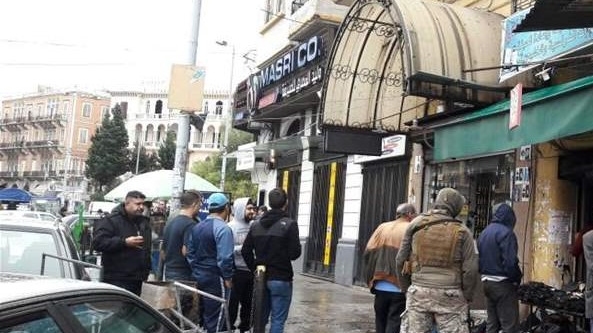 لبنان...عمال سوريون يتسبّبون بإغلاق محال الحلاقة بالشمع الأحمر