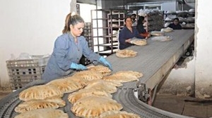 ما الذي يدفع المخابز في سوريا إلى توظيف الفتيات؟