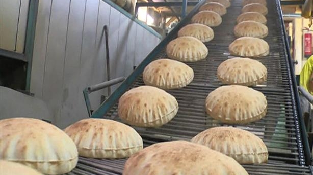 ما الذي يدفع المخابز في سوريا إلى توظيف الفتيات؟