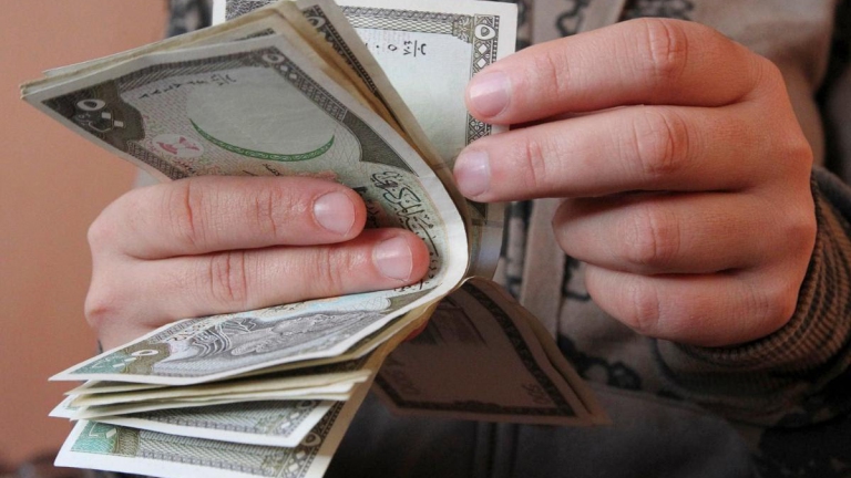 مع تحليق الدولار.. شركات صرافة توقف بيعه!
