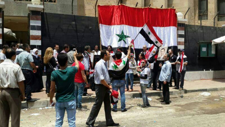 مشاحنات بين معارضين ومؤيدين أمام السفارة السورية في القاهرة