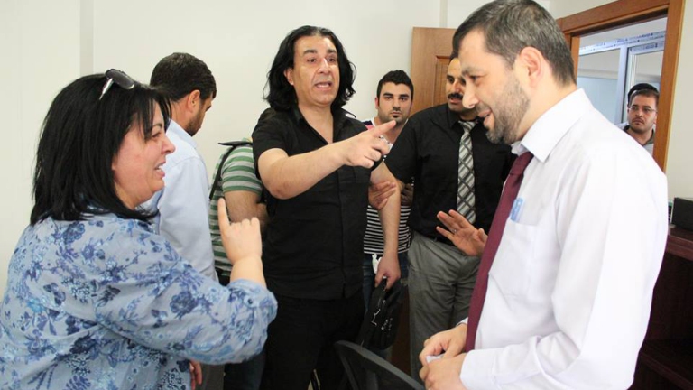مدير مكتب أحمد طعمة يضرب صحفياً سورياً في مبنى الحكومة