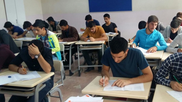 مجانا.. مراكز لتعليم اللغة التركية للاجئيين السوريين.