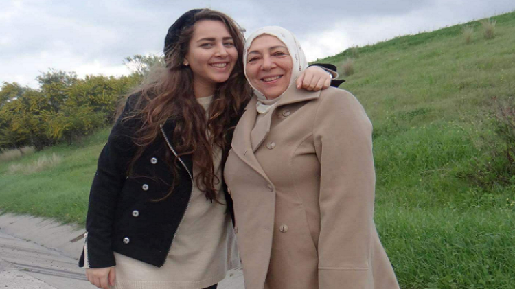 مجهولون يغتالون ناشطة سورية معارضة وابنتها في إسطنبول