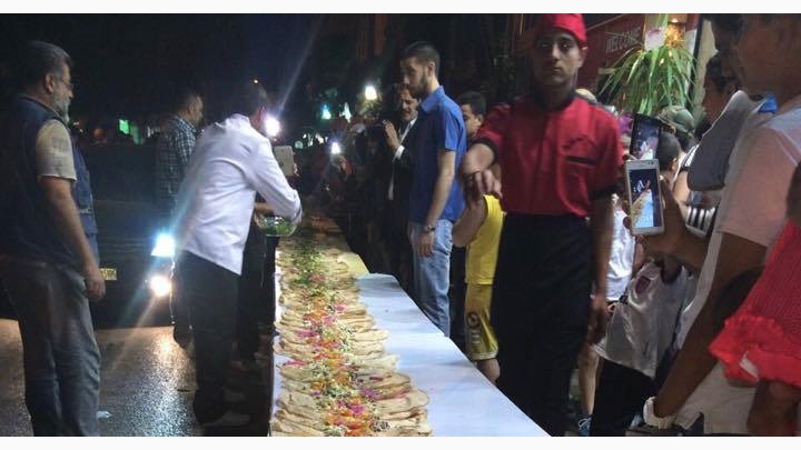 محل فلافل يصنع أطول 